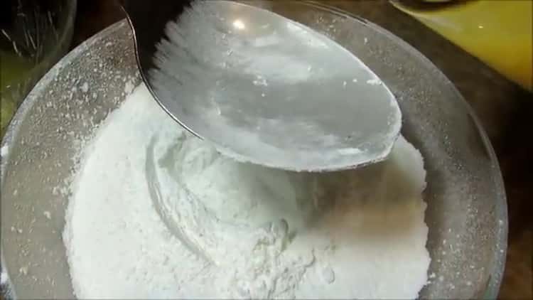 За приготвянето на Великден, кралска торта, пригответе черешката