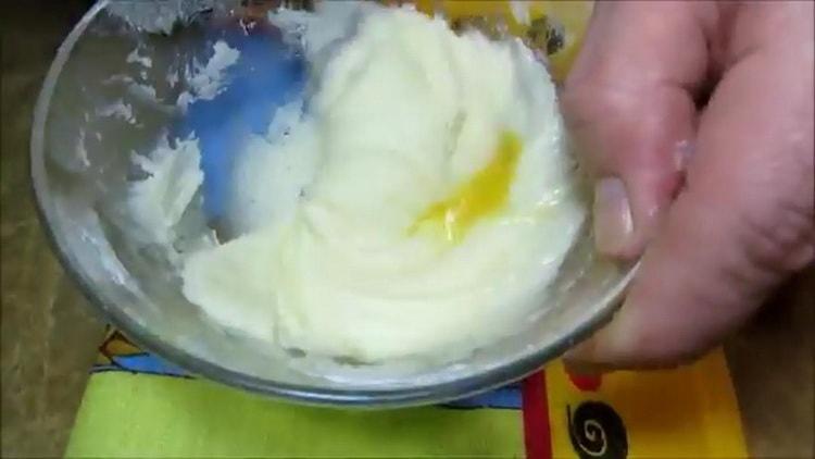 За приготвянето на Великден, кралска торта, смесете съставките за приготвяне на великденска торта