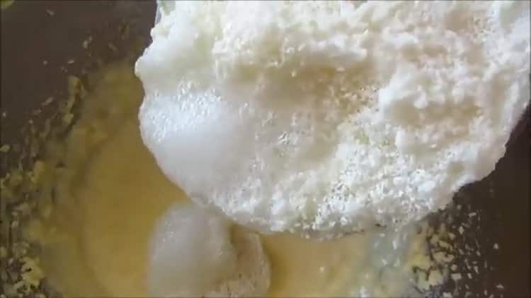 За да приготвите великденската торта за краля, смесете съставките