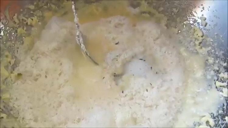 Пресейте брашно, за да направите великденска торта