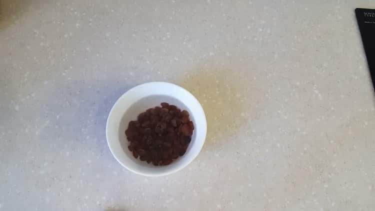 Forbered tilberedning af ingredienserne for at tilberede en kage med rosiner