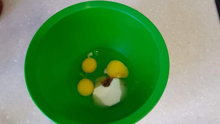 Bland ingredienserne for at lave en kage med rosiner