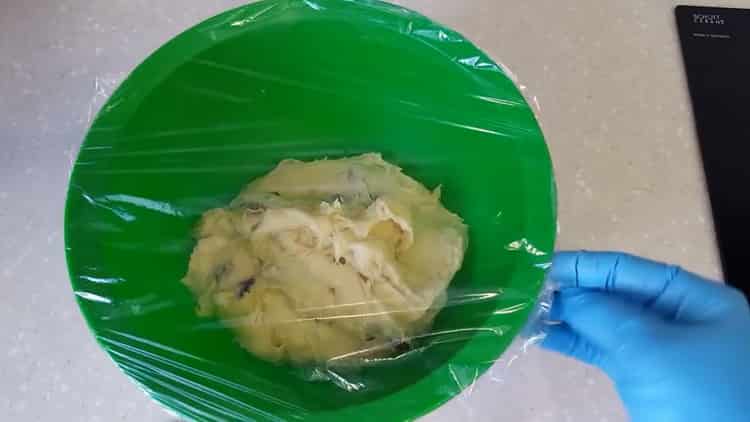 For at lave en kage med rosiner, ældes dejen