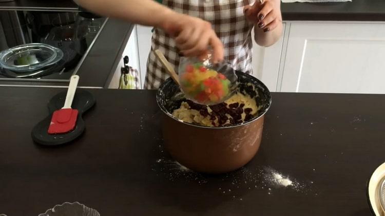 Um einen Kuchen mit kandierten Früchten zuzubereiten, mischen Sie alle Zutaten für den Teig.