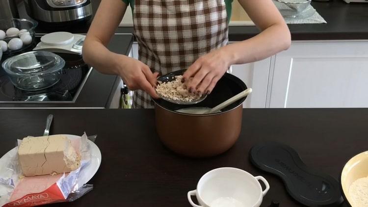 Um einen Kuchen mit kandierten Früchten zuzubereiten, bereiten Sie die Zutaten vor