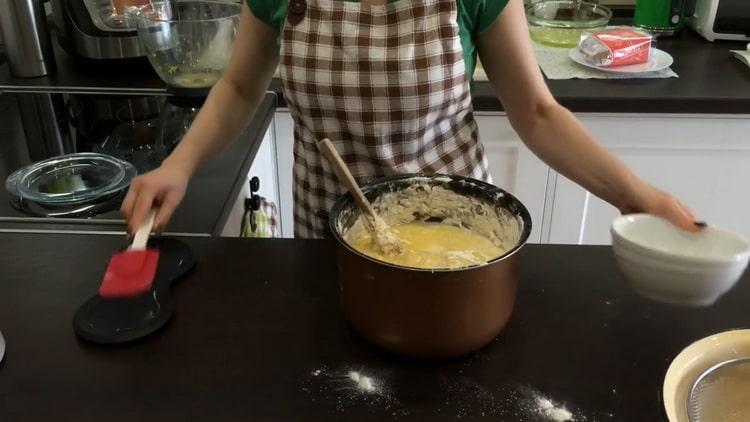 Um einen Kuchen mit kandierten Früchten zuzubereiten, mischen Sie die Zutaten