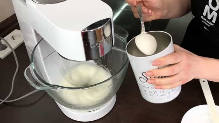 Para hacer un pastel en una olla de cocción lenta, prepare el glaseado