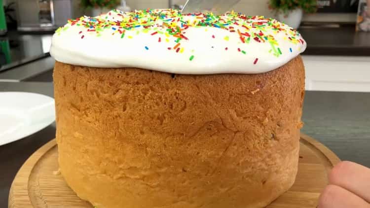 Pastel de Pascua en una olla de cocción lenta según una receta paso a paso con una foto