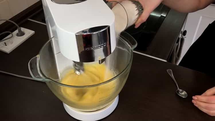 Para cocinar un pastel en una olla de cocción lenta, bata los huevos.