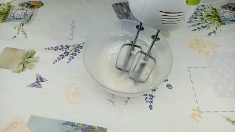 Pour préparer des gâteaux de Pâques à la crème sure, préparez le glaçage