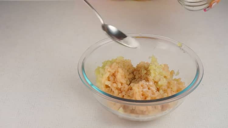 За да приготвите мързеливите белтъци с кайма, смесете съставките