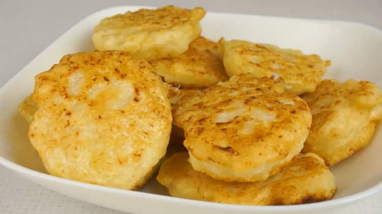 За да приготвите мързеливите месни белтъци с кайма, пригответе всички съставки