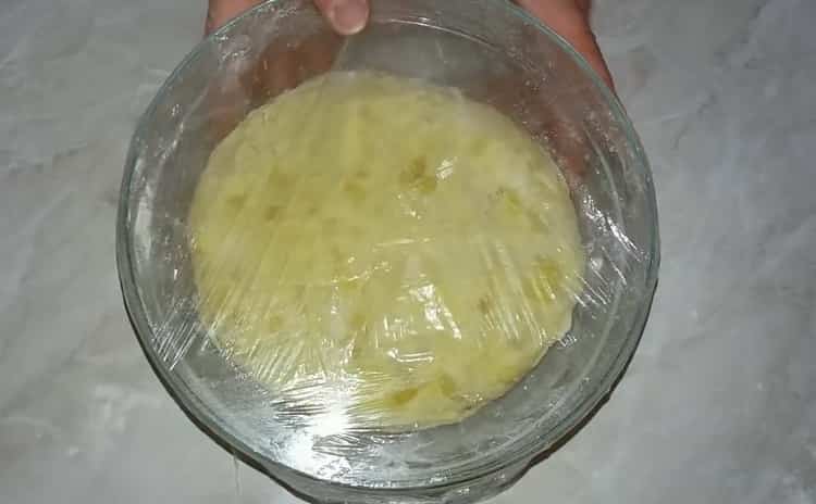 Pentru a face prăjituri la cuptor, pregătiți aluatul