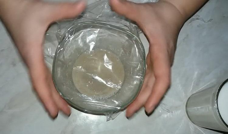 Pentru a face prăjituri plate la cuptor, amestecați ingredientele