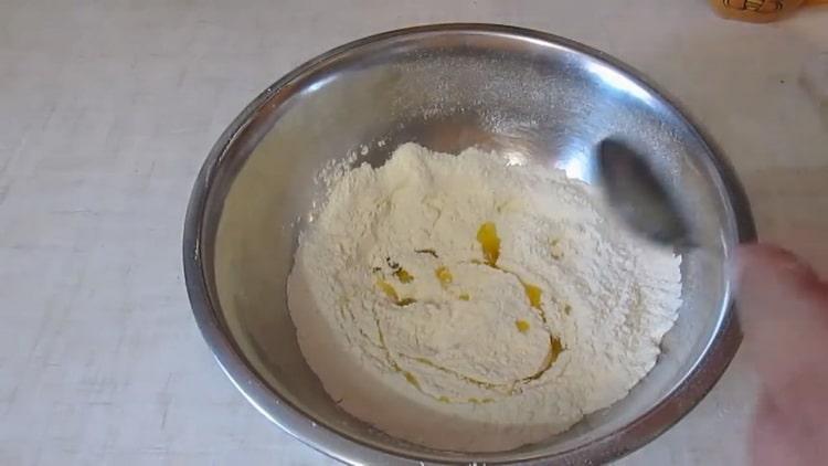 Um Tortillas anstelle von Brot in einer Pfanne zuzubereiten, mischen Sie die Zutaten