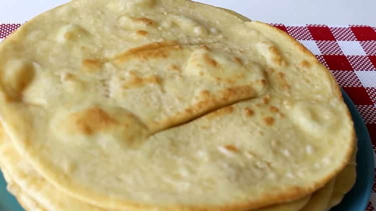 брашно и водни питки в тиган са готови