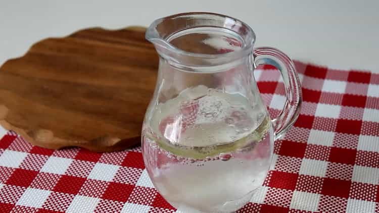 За да направите брашни тортили в тиган, смесете съставките