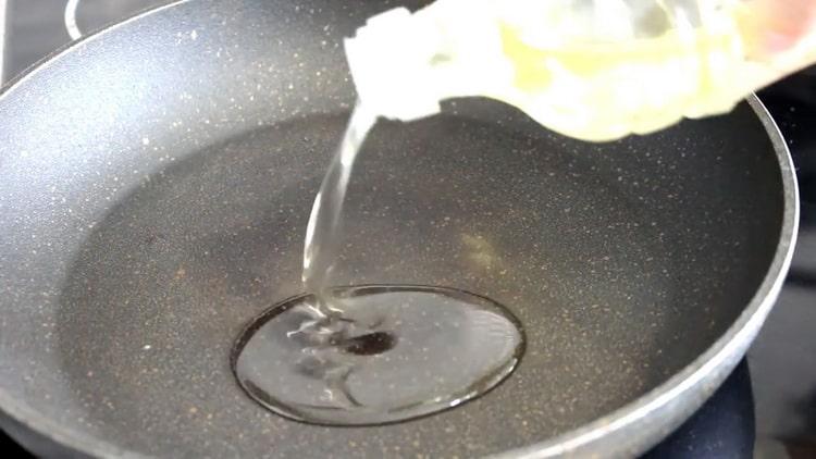 За да направите брашни тортили в тиган, пригответе тиган