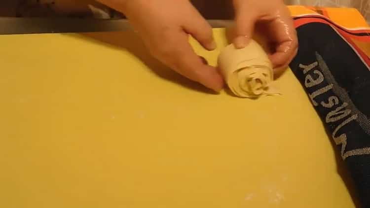 Pentru a face prăjituri plate pe apă, înfășurați aluatul