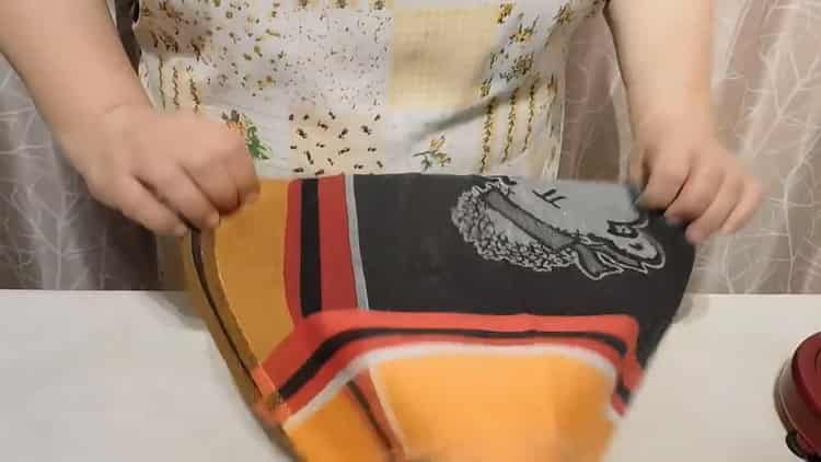 Pentru a face prăjituri plate pe apă, frământați aluatul