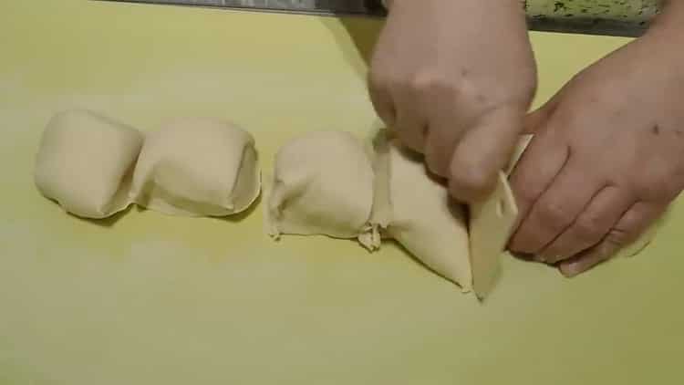 Pentru a face prăjituri plate pe apă, împărțiți aluatul