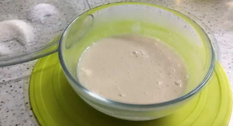 Per a la preparació de pastissos de llevat en una paella. prepareu els ingredients