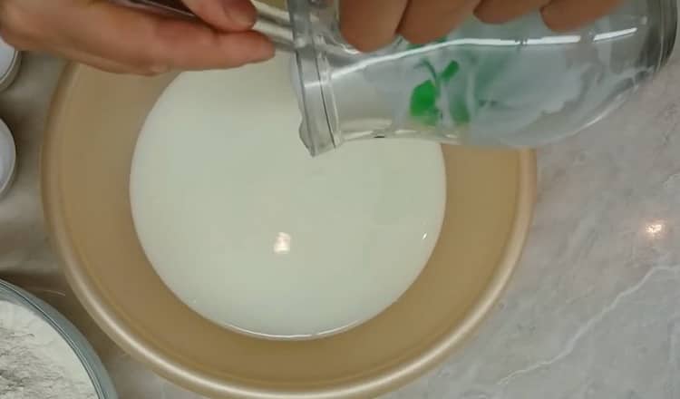 Pentru prepararea prăjiturilor pe kefir într-o tigaie, pregătiți ingredientele