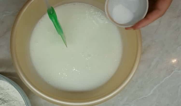 Pentru a face prăjituri de kefir într-o tigaie, adăugați sodă