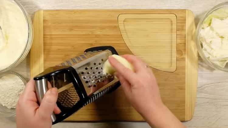 Pentru a face tortilele într-o tigaie, grătați brânza