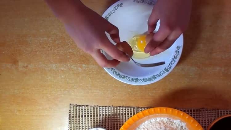 Para preparar los pasteles en crema agria, prepare los ingredientes