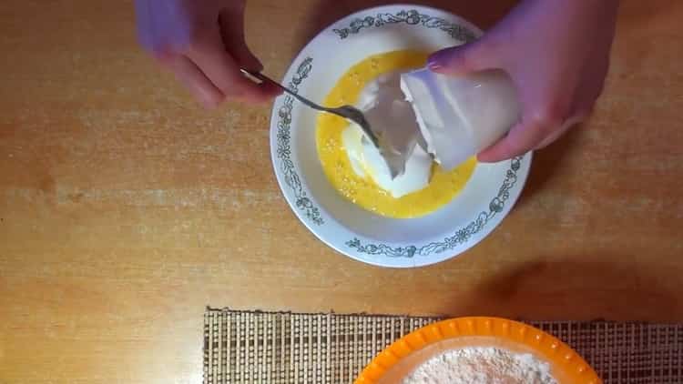 Para hacer pasteles de crema agria, mezcle los ingredientes