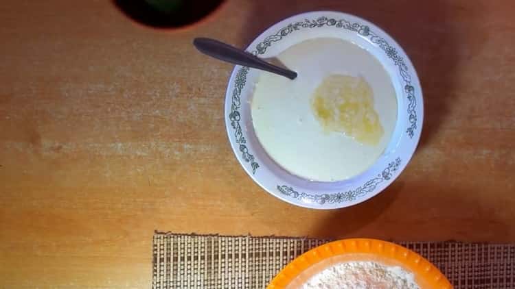Derretir la mantequilla para hacer tortillas con crema agria