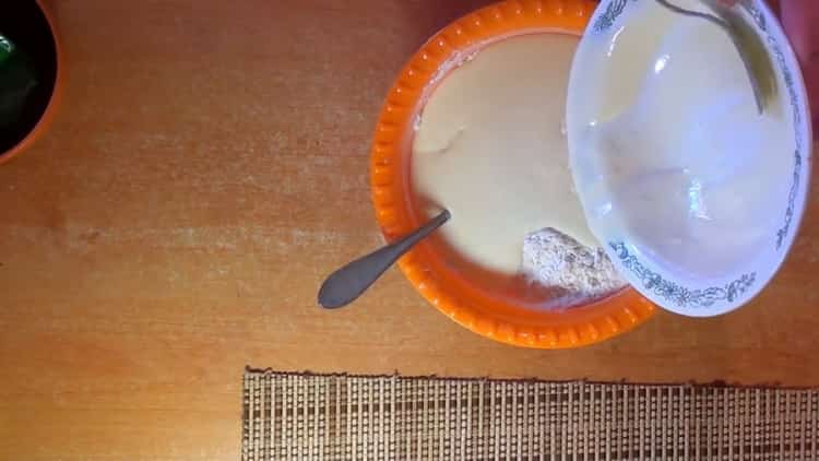 Tamizar la harina para hacer tortillas con crema agria