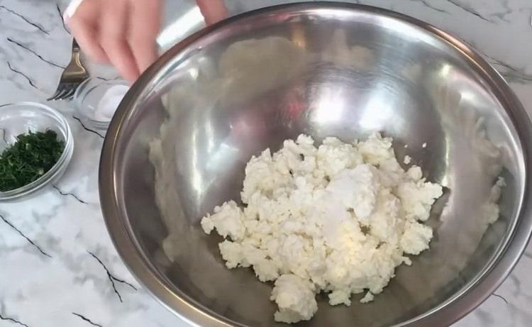 Para preparar pasteles con requesón, prepare los ingredientes.