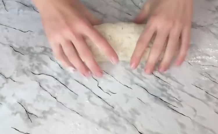 Para hacer pasteles con requesón, extienda la masa