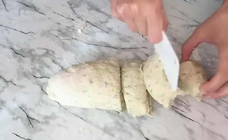 Para hacer pasteles con requesón, corte la masa