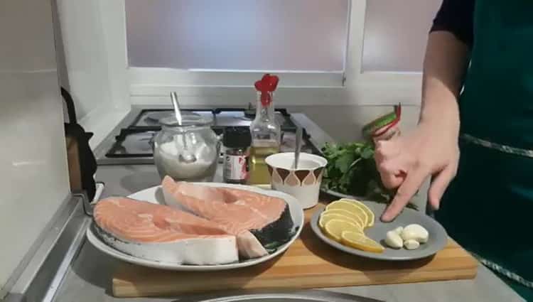 Pentru a prepara somonul la cuptor în folie, pregătiți ingredientele