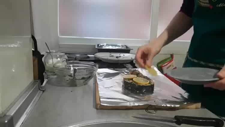 Pentru a prepara somonul la cuptor în folie, puneți lămâie pe pește