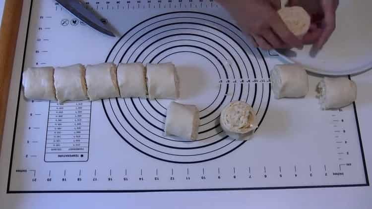 להכנת עוגות בצל חותכים את הבצק