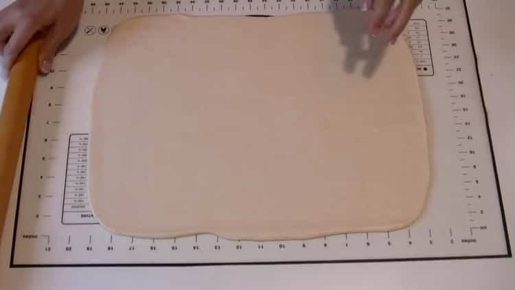 מגלגלים בצק להכנת עוגות בצל