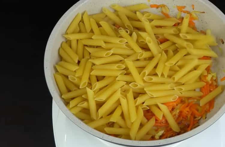 לבישול פסטה בתבנית, הכניסו את הפסטה לתבנית