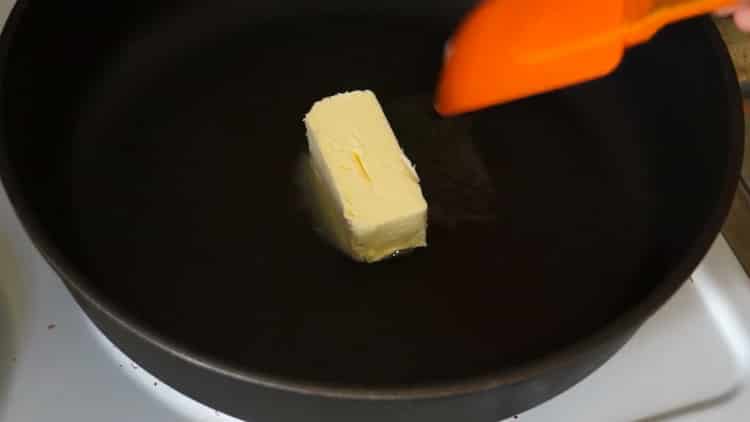 За да готвите, сложете тиган на огъня