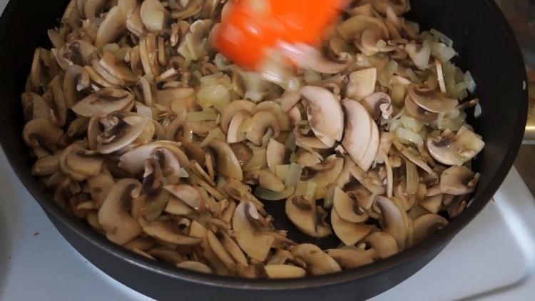 За да готвите, запържете гъбите