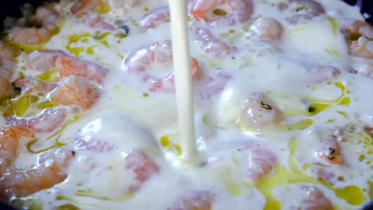 Добавете сметана, за да направите спагети