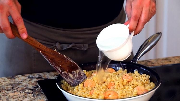 Смесете съставките, за да направите спагети