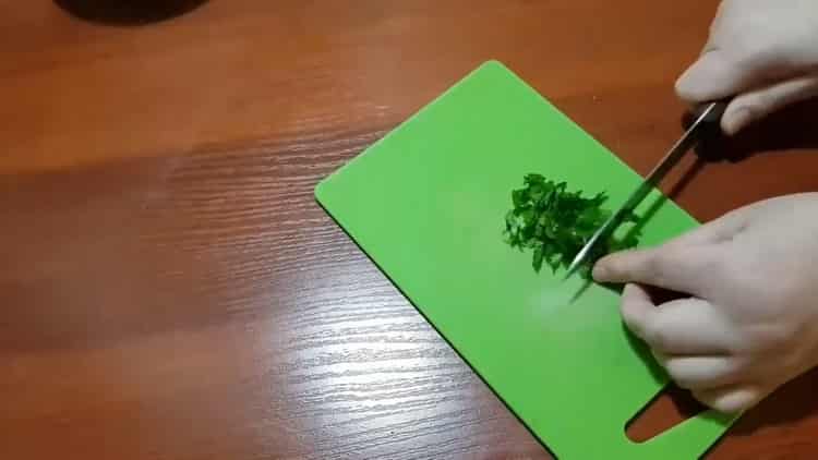 Para cozinhar macarrão, pique as verduras