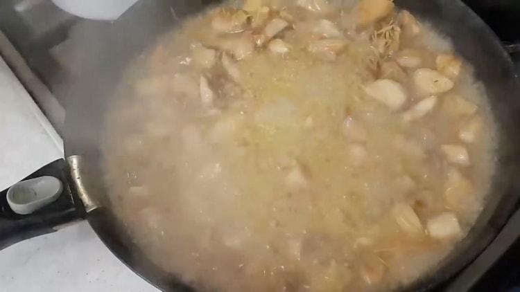 Para o macarrão misture os ingredientes.