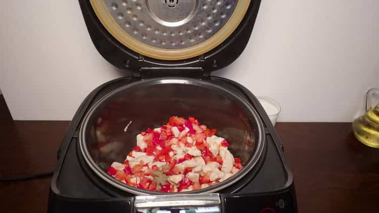 Pentru paste amestecă ingredientele.