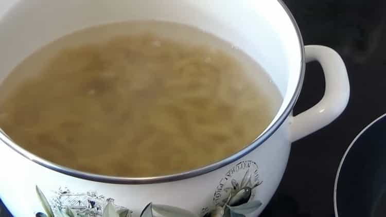 Cuinant pasta amb carn al forn