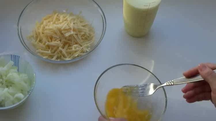 Bateu els ous per fer pasta.